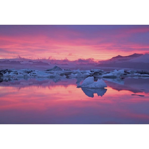 Iceland, Hofn Sunset over the Jokulsarlon lagoon